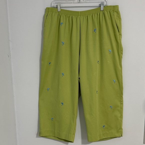 Alfred Dunner Pants - Alfred Dunner Women’s Green Embroidered Dolphin Capri pants SZ22.